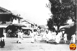 많은 사람들이 오가는 1930년대의 순천 중심지(시티호텔 부근) 모습