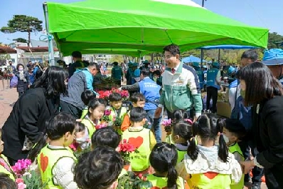 순천시, 반려나무(내나무) 나누어주기 행사 열어