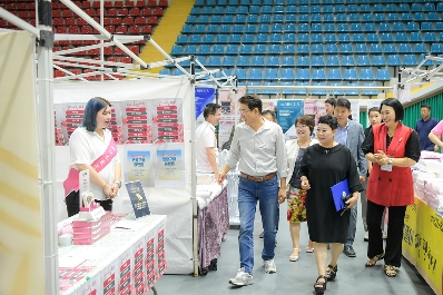 지난 19일 열린 뷰티페스타 뷰티경연대회장을 노관규 순천시장이 들러보고 있다.