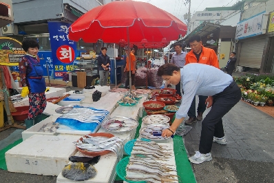 노관규 순천시장이 20일 웃장을 찾아 간이 방사능 측정기로 수산물을 검사하고 시민과 상인들의 이야기를 청취했다.