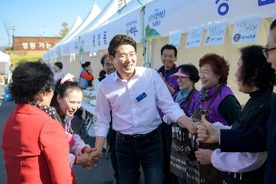 24개 읍면동 부스를 방문한 노관규 순천시장이 시민들과 인사를 하고 있다.