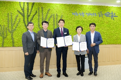 2일 순천시가 전남 최초 소아 야간지료 달빛어린이병원 운영 업무 협약을 맺었다(왼쪽두번째부터 신진옥 미즈여성아동병원대표와 노관규 순천시장, 운혜설 현대여성아동병원 대표)