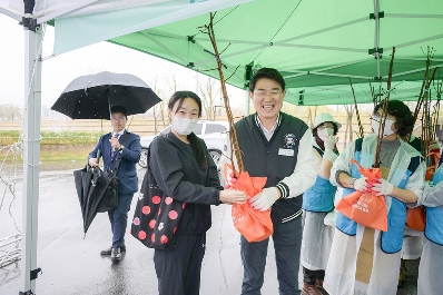 노관규 순천시장, 내나무 나누어 주기 행사