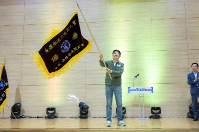 노관규 순천시장이 우승을 축하하며 우승기를 흔들고 있다