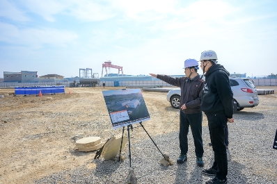 지난3월 노관규 순천시장이 율촌산단 내 한화에어로스페이스 단 발사대 조립장 건축현장을 방문해 관계자 설명을 듣고 있다