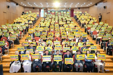 지난5월 의료정책 전문가 특강에서 시민들이 순천대 의대유치 기원 퍼포먼스를 벌이고 있다