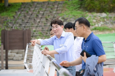 노관규 순천시장, 동천 스윙교에서 집중호우를 대비해 하천 현장을 점검하고 있다