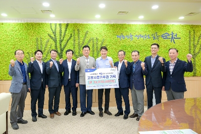 노관규 순천시장이 20일 순천시청에서 순천‧진주 농‧축협 임직원들과 고향사랑 상호 기부 기탁식을 가진 후 기념사진을 찍고 있다.

(좌측부터 전남낙농농협 상임이사 김회천, 농협중앙회진주시지부 지부장 김정구, 진주수곡농협 조합장 문수호, 진주금곡농협 조합장 류옥현, 순천원예농협 조합장 채규선, 순천시장 노관규, 진주대곡농협 조합장 최상경, 순천광양축협 조합장 이성기, 농협중앙회순천시지부 지부장 주철호, 순천농협 상임감사 김길봉)