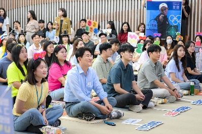 노관규 순천시장과 시 직원들이 도전 청렴 골든벨에 참여해 청렴 퀴즈를 풀고 있다