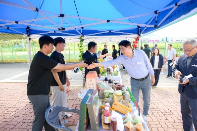 제4회 전남 동남권 청년농업인 4-H회원 한마음대회에서 시군 농특산물 전시관 운영장에서 노관규 순천시장이 순천시민과 악수를 하고 있다