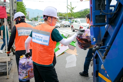 노관규 순천시장 역전시장에서 생활쓰레기를 수거 운반하고 있다