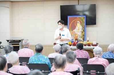 노관규 순천시장은 지난 10일 노인요양시설인 송광실버하우스를 방문하여 시설 관계자와 생활자들을 격려했다