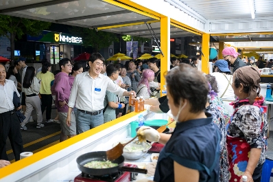 지난 27일 노관규 순천시장이 2024 순천 푸드앤아트페스티벌 축제장에서 시민들과 함께 하고 있다
