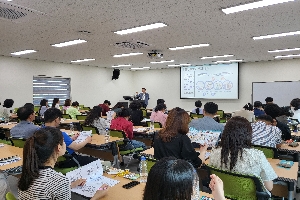 고향사랑기부제 직원대상으로 교육하고 있는 모습