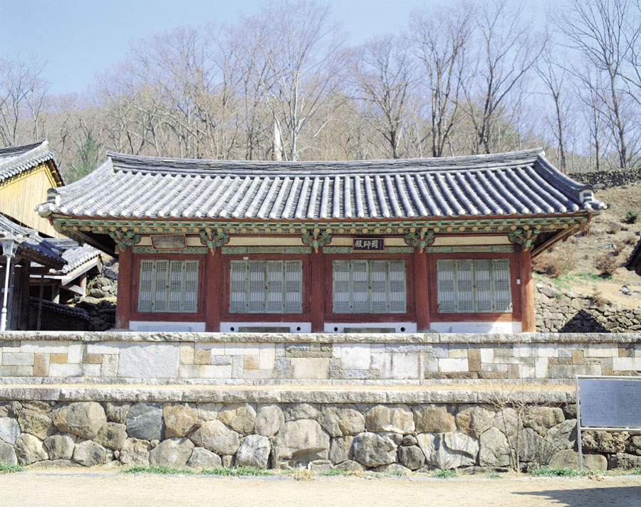 우리나라 국보인 순천 송광사에 위치한 국사전의 전경 사진. 고려 공민왕 18년(1369) 나라를 빛낸 큰 스님 16분의 영정을 모시고 그 덕을 기리기 위해 세운 전각입니다.