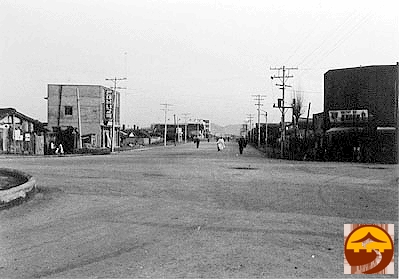 넓은 도로와 주변으로 낮은 건물들이 보이는 1960년대 남교오거리의 모습