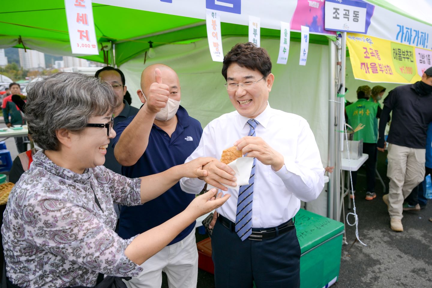   28만 순천시민의 자부심을 높이다, 제30회 시민의날 행사 성료- 순천 시민 15,000여 명 참석, 서른 번째 순천시민의 날 축하-‘순천시민의 상’ 순천시청 양궁팀 남수현 선수가 수상 순천시(시장 노관규)는 15일 오천그린광장에서 15,000여 명의 시민이 참석한 가운데 24개 읍면동 화합행사와 함께 제30회 순천시민의 날 기념식을 개최했다고 밝혔다. 행사는 1부와 2부로 나누어 진행됐다. 1부에서는 24개 읍면동 화합을 주제로 한 무대행사와 먹거리부스, 시민 장기자랑 등 시민들이 직접 참여할 수 있는 프로그램이 운영됐다. 2부 행사는 필하모니 오케스트라의 식전 공연으로 시작됐다. 이어 본 기념식에서는 시민헌장 낭독, 시민의 상 시상, 기념사 및 축사, 기념 퍼포먼스 등이 진행됐다. 특히 올해 순천시민의 상은 2024년 파리올림픽 단체전 금메달과 개인전 은메달 2관왕을 차지한 순천시청 양궁팀의 남수현 선수가 수상의 영예를 안았다. 기념식 이후에는 남진, 린 등 인기 가수들의 축하공연이 이어졌다. 한 시민은“이번 순천시민의 날 행사 덕분에 지역 주민들과 함께 소통하고 화합할 수 있는 기회를 가져 기쁘다”며 “특히 순천의 달라진 위상에 큰 자부심을 느낀다”고 소감을 전했다. 노관규 순천시장은 기념사에서 “이제 순천은 정원을 넘어 새로운 미래로 나아갈 준비가 되어있다”며 “이 도시의 주인인 순천시민들의 저력을 믿는다”며 서른 번째 시민의 날을 맞은 시민들에게 감사 인사를 전했다.