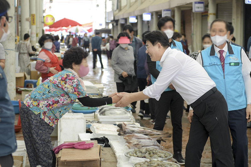 1-1 7일 추석명절을 앞두고 노관규 순천시장이 순천아랫장 상인들을 격려하고 있다..jpg 이미지입니다.