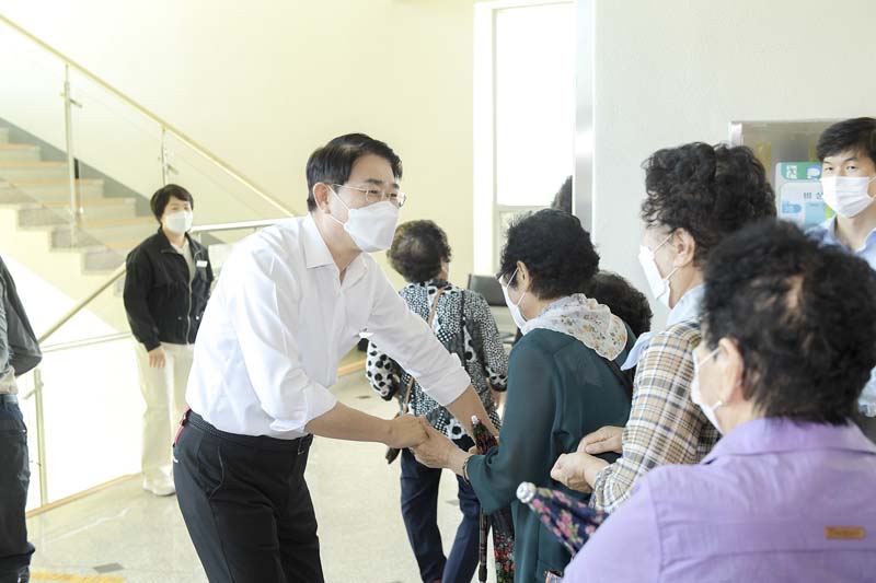 7-1 지난 22일 시민과의 대화에 참석한 향동 주민들과 인사하는 노관규 순천시장.JPG 이미지입니다.