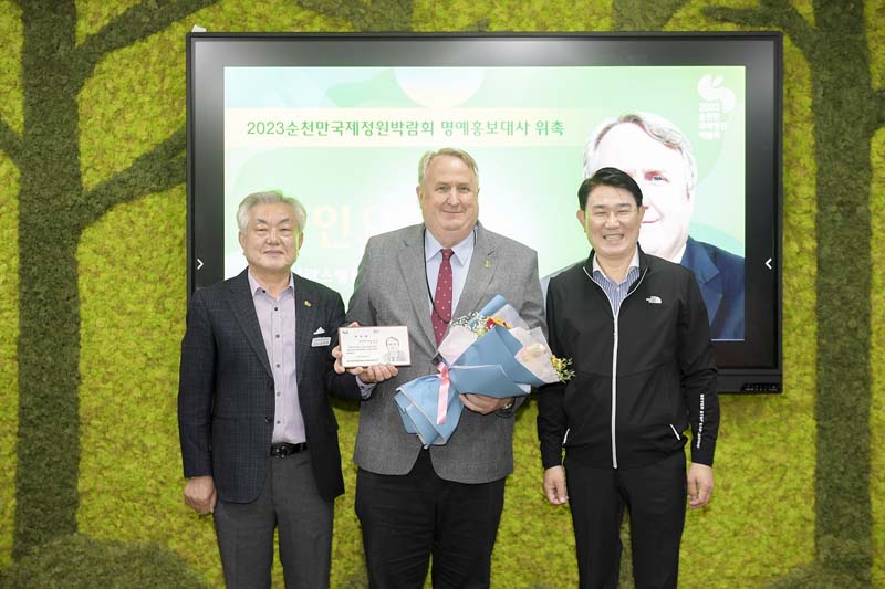 1-2 2023순천만국제정원박람회 인요한 박사 명예홍보대사 위촉(좌로부터 천제영 사무총장 인요한 박사 노관규 순천시장).jpg 이미지입니다.