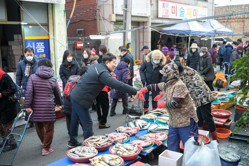 1-1 17일 순천 전통시장인 아랫장을 방문해 상인들을 격려하고 애로사항을 청취하는 노관규 순천시장1