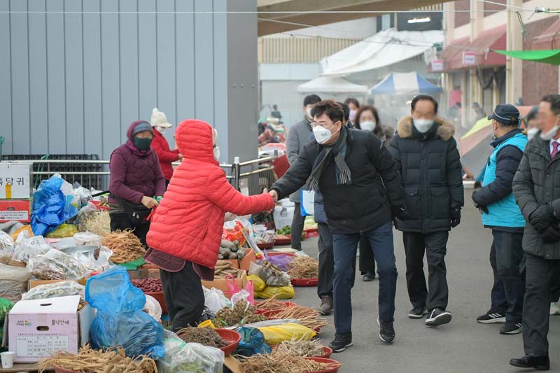 1-2 17일 순천시 전통시장인 아랫장을 방문해 상인들을 격려하고 애로사항을 청취하는 노관규 순천시장2