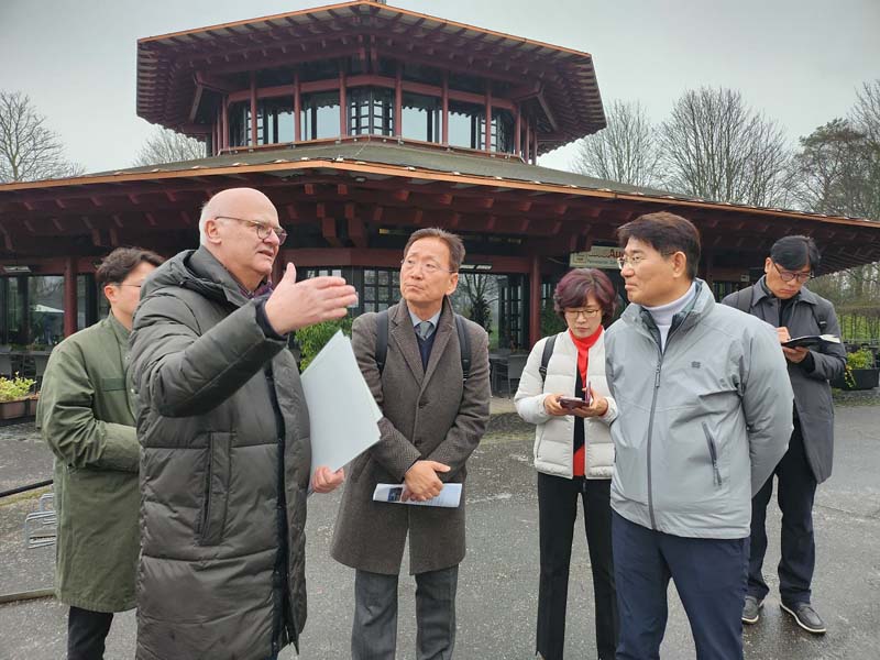 1-5 본 저류지정원을 관리하는 디터 푸츠 환경녹지부서장으로부터 공원의 관리 등에 대해 설명을 듣고 있는 노관규 순천시장과 일행들