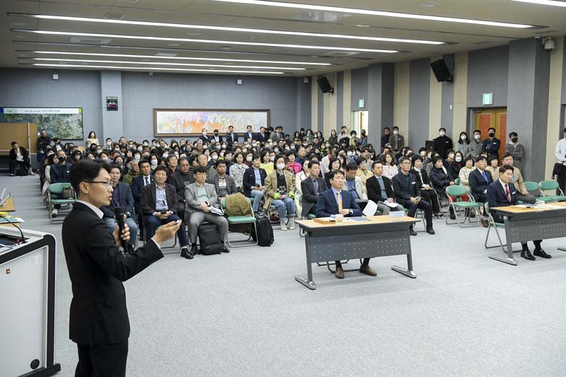 10일 열린 경전선 철도 건설사업 시민 간담회에서 설명하는 국토부 오송천철도건설과장