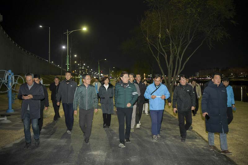 17일 노관규 순천시장이 동천 야간경관을 둘러보고 있다