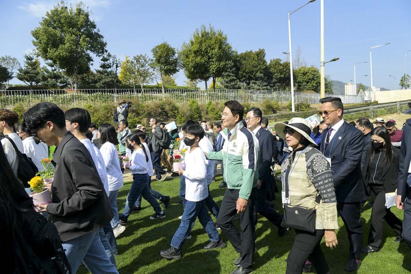 1 20여 명의 꿈의 다리 작가와 그린아일랜드를 걷는 노관규 순천시장