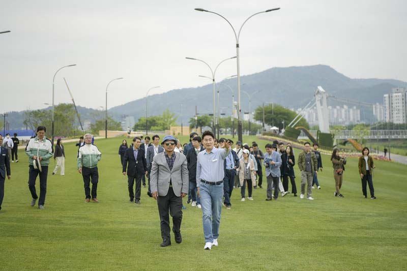 3일 국가균형발전위원회와 함께 2023정원박람회를 방문한 이정현 전략기획위원장에게 노관규 순천시장이 그린아일랜드를 설명하고 있다