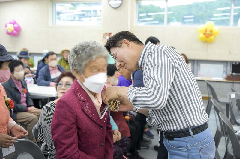 6-1 지난 4일 열린 어버이날 행사에서 노관규 순천시장이 어르신에게 카네이션을 달아드리고 있다