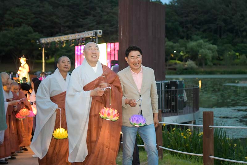 2-2 지난 21일 열린 2023 순천 연등회에서 제등행렬을 하고 있는 노관규 순천시장