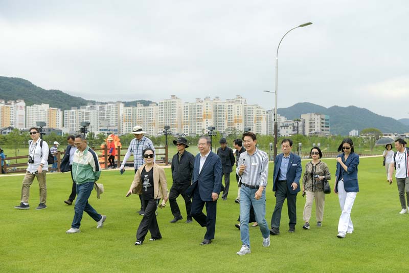 1.그린아일랜드를 따라 걷고 있는 노관규 순천시장과 국가건축정책위원회 일행