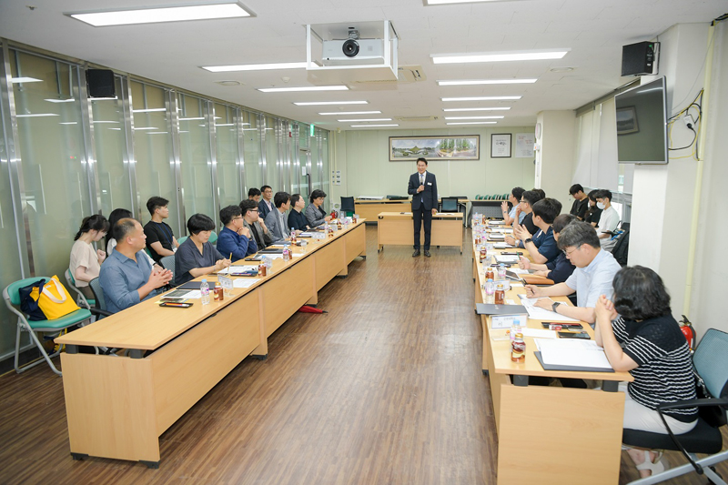 27일 열림 제2기 공공건축가 위촉식에서 노관규 시장이 대한민국을 대표하는 경쟁력 있는 도시가 될 수 있도록 해달라고 말했다.