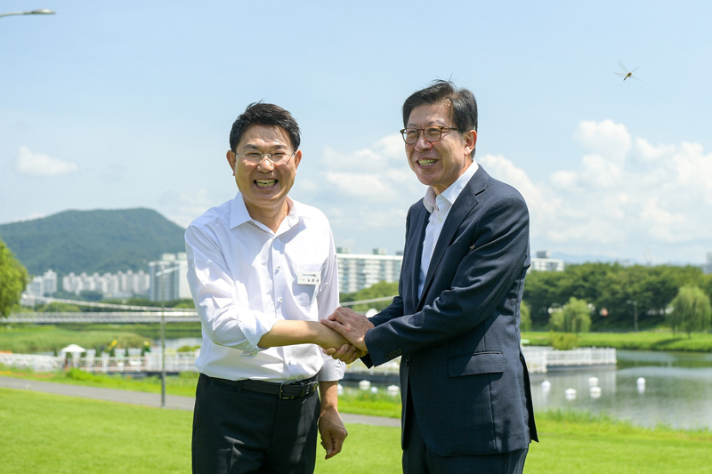 31일 순천만국제정원박람회를 방문한 박형준 부산시장과 노관규 순천시장이 손을 맞잡고 있다.