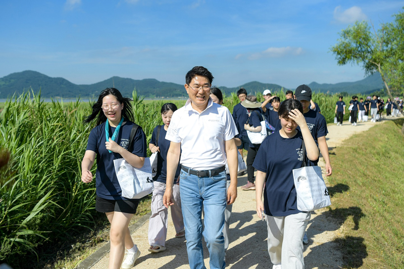 노관규 순천시장과 지역 청소년 70여 명이 순천만 어싱길을 함께 걸으며 이야기하고 있다.