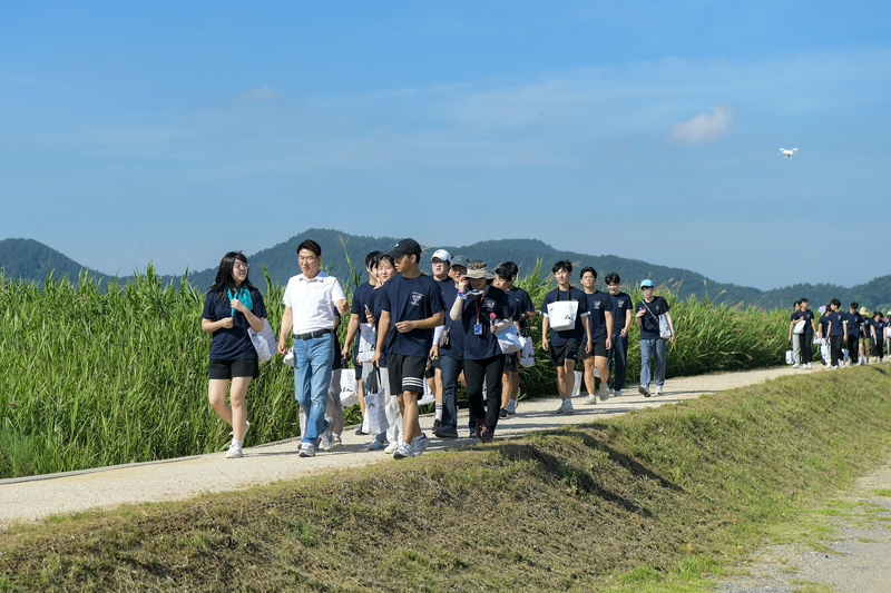 노관규 순천시장과 지역 청소년 70여 명이 순천만 어싱길을 함께 걸으며 이야기하고 있다.