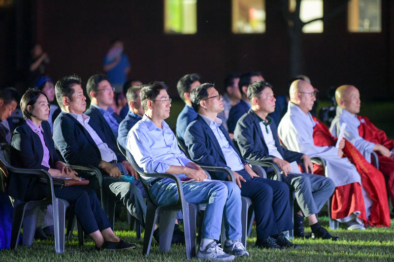 지난 4일 순천만습지 잔디광장에서 열린 세계유산축전 선포식 공연을 관람하는 노관규 순천시장과 내빈들