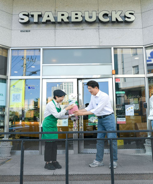 8일 노관규 순천시장이 호수정원을 모티브로 스타벅스 지역 대표 음료를 개발한 점장을 찾아 감사함을 전했다.(왼쪽부터 노관규 순천시장)