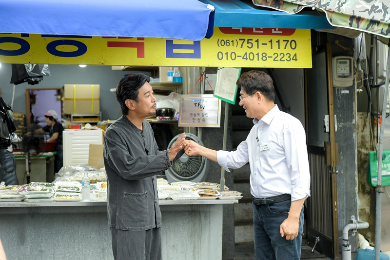 지난 15일 노관규 순천시장과 곤대희가 전통시장 홍보 영상을 찍고 있다.