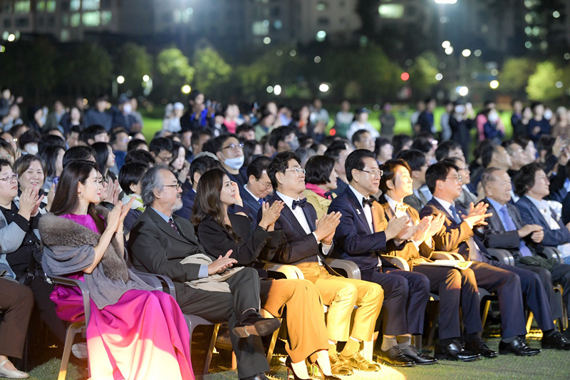 남도영화제 시즌1 순천 개막식을 관람하고 있는 노관규 순천시장과 내빈들