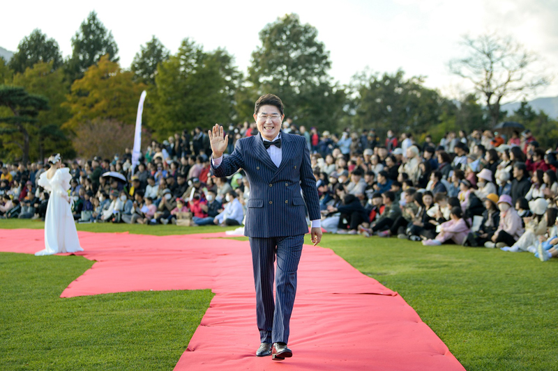 지난 21일 열린 순천 뷰티페스타 그린 런웨이 쇼에 깜짝 모델로 등장한 노관규 순천시장