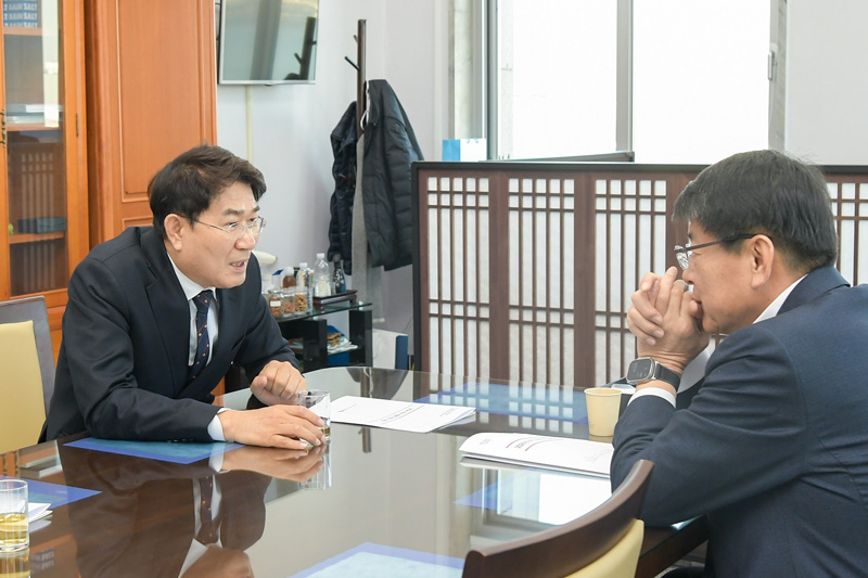 노관규 순천시장이 서삼석 예결위원장과 면담하고 있다