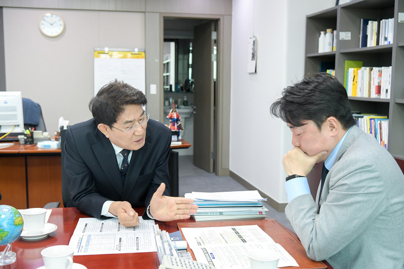 노관규 순천시장이 강훈식 예결위 간사와 면담하고 있다