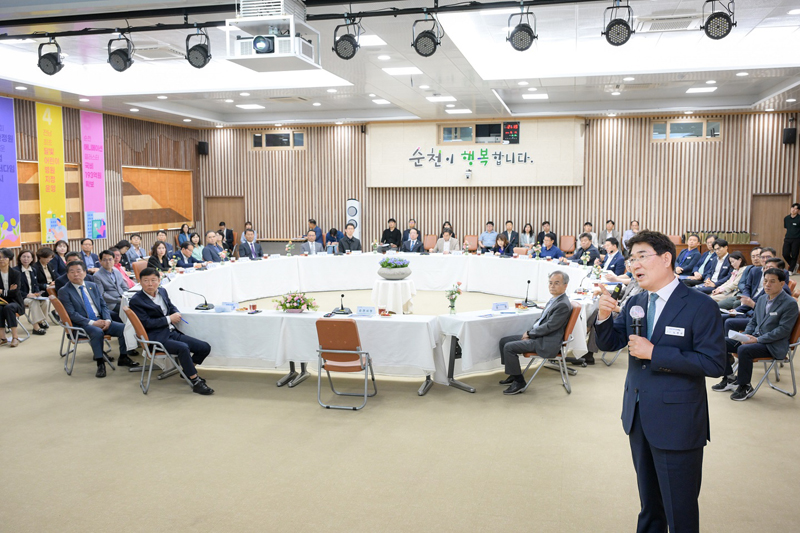 노관규 순천시장이 의과대학 유치, 차세대 공공자원화시설 등 현안 과제를 브리핑하고 있다