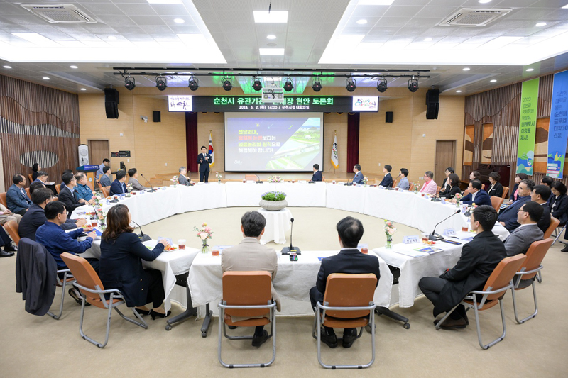 노관규 순천시장이 의과대학 유치, 차세대 공공자원화시설 등 현안 과제를 브리핑하고 있다