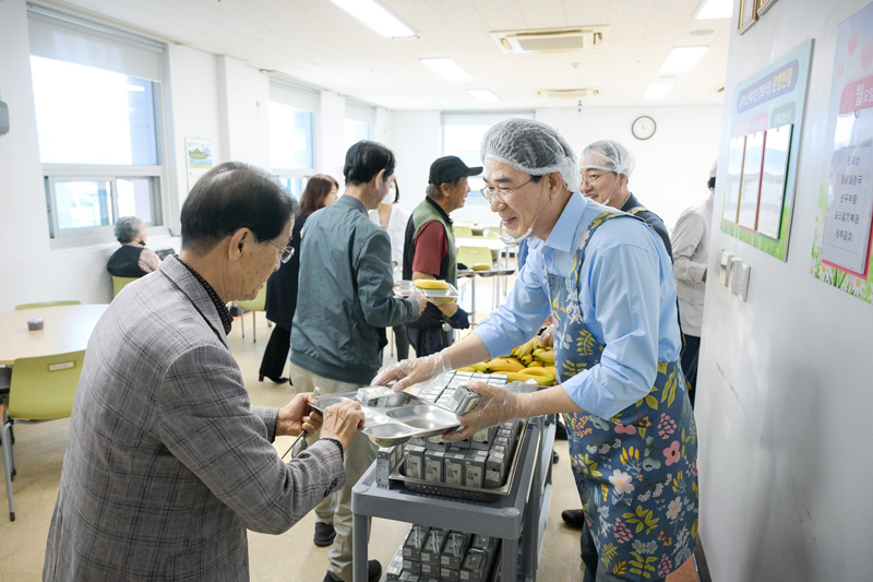 노관규 순천시장 남부복지관을 방문하여 배식 봉사를 하고 있다