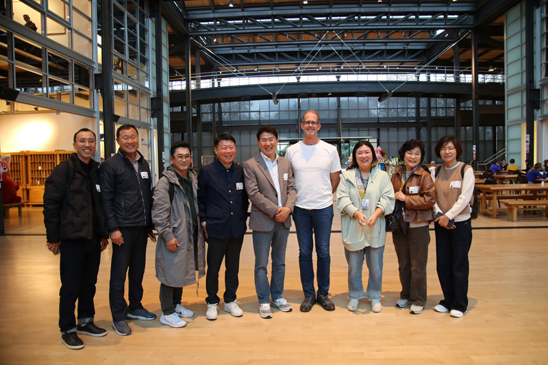 픽사를 찾은 노관규 순천시장이 피트닥터(CCO, 우측에서 4번째), 김혜숙(시니어애니메이터, 우측에서 3번째)와 기념사진을 촬영하고 있다