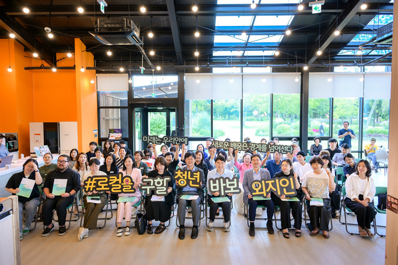 인구소멸과 로컬리즘에서 인용한 로컬의 어벤저스, 청년, 바보, 외지인